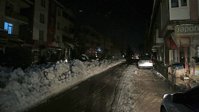 Kar yağışı nedeniyle 24 saattir ilçeye elektrik verilemiyor: Yollar kapandı eğitime ara verildi