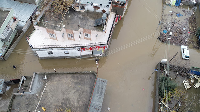 Adana'da yoğun yağış nedeniyle bir çok evi su bastı.