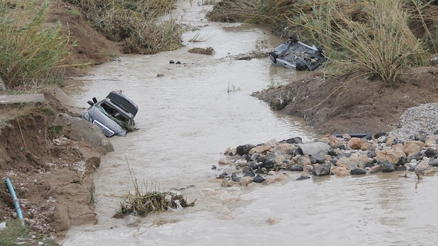 Sel sularına kapılan otomobillere hurdaya dönmüş halde bulundu.