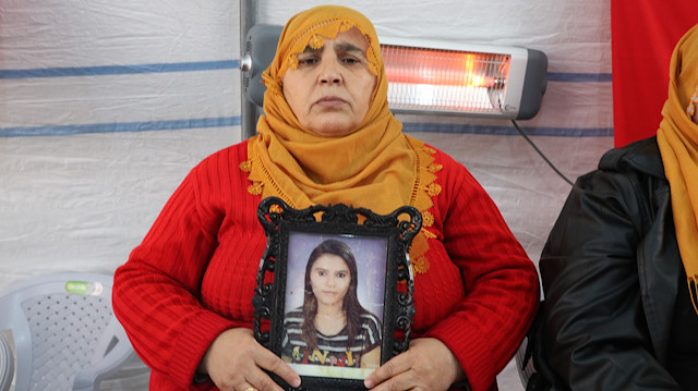 HDP önünde eylem yapan anne Hüsniye Kaya