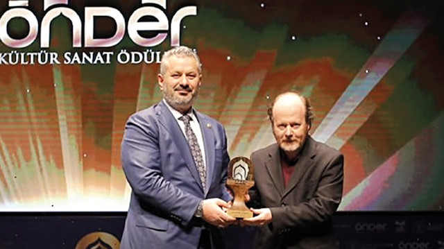Yeni Şafak yazarı Gökhan Özcan'a 'Yılın Edebiyat Ödülü' takdim edildi.