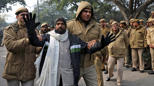Polis, Hindistan'daki Uttar Pradesh devlet binası önünde yeni bir vatandaşlık yasasına karşı protesto sırasında bir göstericiyi gözaltına aldı.
