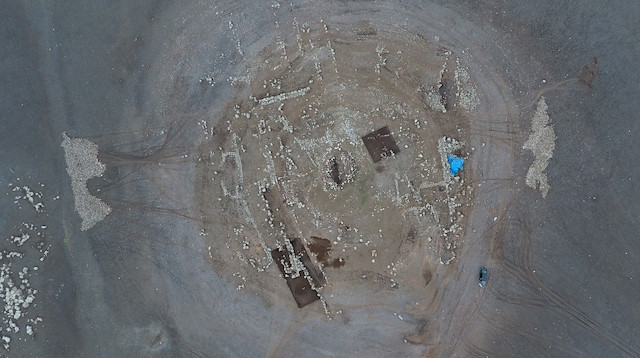  30 kişilik ekiple yürütülen çalışmalarda bu yerleşim yerinin en az 12 bin yıllık olduğu belirlendi.