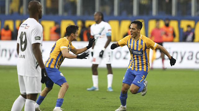 Scarione, attığı 2 golle maçın yıldızı oldu.