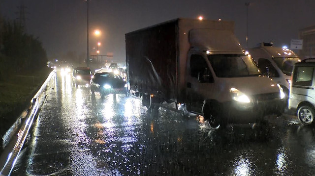 İstanbul'da yağış nedeniyle sürücüler zaman zaman zor anlar yaşadı. 