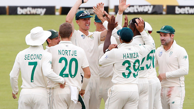Cricket - South Africa v England - First Test - Supersport Park, Centurion, South Africa - December 29, 2019 South Africa's Dwaine Pretorius celebrates takes a catch to dismiss England's Jos Buttler with teammates, off the bowling of Kagiso Rabada REUTERS/Rogan Ward

