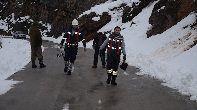 Yüksek kesimlerde bulunan dağlarda hatta bakım onarım yapan ekiplere köylüler de yardım etti. 
