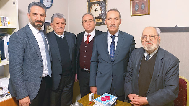 Takdim töreni 87 yaşındaki Karakoç’un (Sağdan 1) sahibi olduğu Diriliş Yayınları’nda gerçekleştirildi.