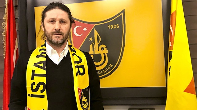 Fatih Tekke İstanbulspor atkısıyla poz verdi.