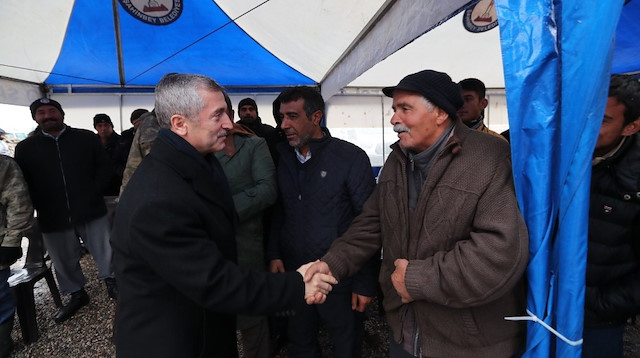 Şahinbey Belediye Başkanı Mehmet Tahmazoğlu çiftçilerle.