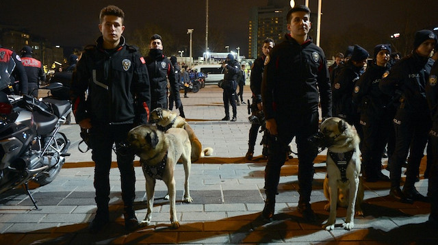 Taksim'deki güvenlik görevlileri. 