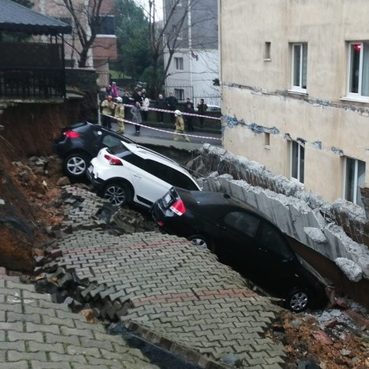 İstanbul Kartalda bir sitenin otoparkında duvar çöktü