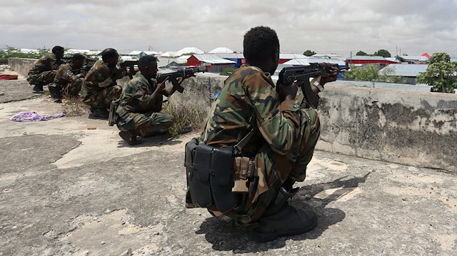 Members of Somali Armed Forces take their position during fighting between the military and police backed by intelligence forces in the Dayniile district of Mogadishu, Somalia September 16, 2017. REUTERS/Feisal Omar