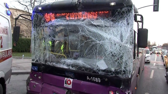 Kaza sonrası otobüslerle hasar meydana geldi. 