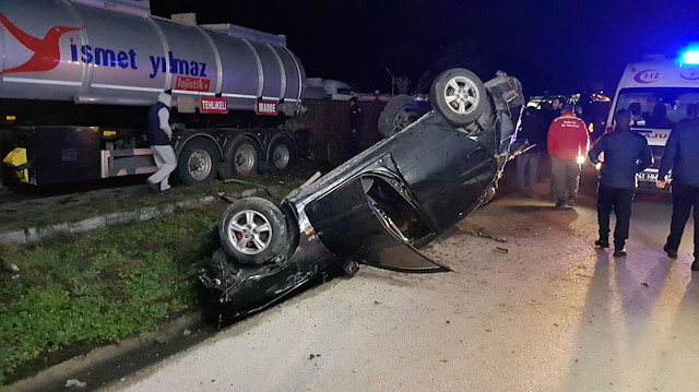 Kocaeli'de bir otomobil, önce başka bir otomobile sonra da park halindeki tankere çarptı. 