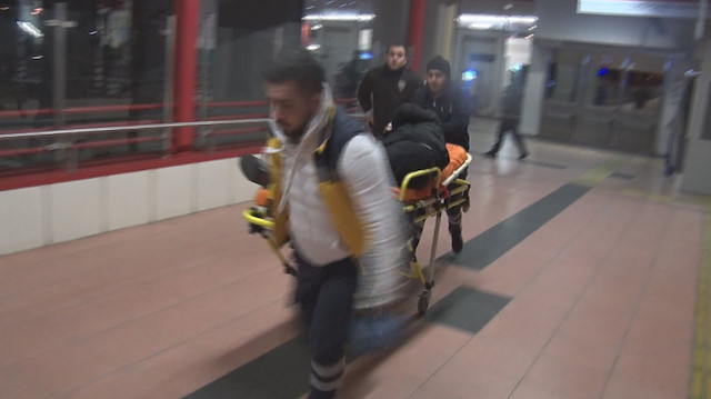Yaralılar ambulansla hastaneye kaldırıldı. 