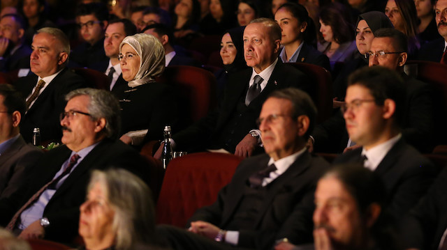 Cumhurbaşkanı Erdoğan oyunu eşi Emine Erdoğan ile izledi.