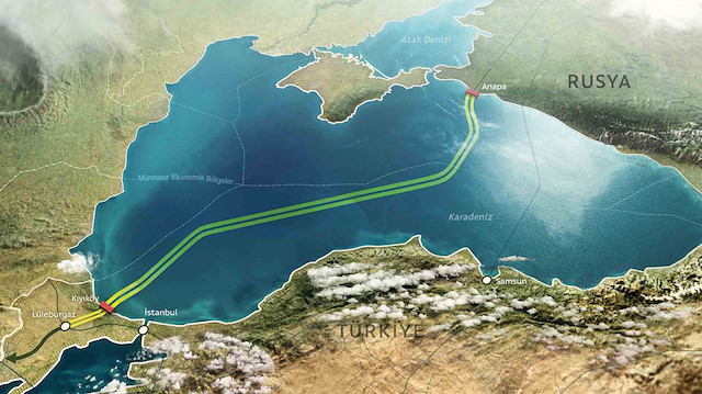 İki kilometreyi aşan derinlikte inşa edilen 81 santimetre çapındaki ilk boru hattı sistemi olan TürkAkım’a ait açık deniz boru hatları; her biri 12 metre uzunluğunda binlerce borudan oluşuyor. TürkAkım Projesi, Türkiye ve Avrupa’ya yönelik enerji tedarikinin güvenilirliğini sağlamanın yanı sıra, projenin inşaatı için aktardığı kaynaklarla Türkiye’nin kalkınmasına katkıda bulunuyor.