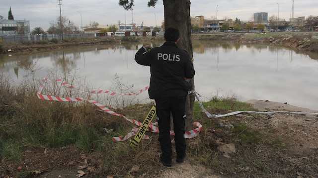 Polis ekipleri, inşaat temelinde oluşan gölün başında emniyet şeridi çekerek nöbet tuttu. 
