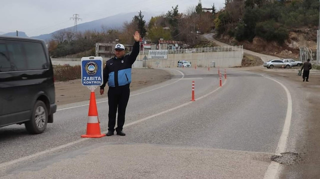 Alınan karar gereği şehir merkezi girişine zabıta kontrol noktası oluşturuldu. 