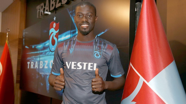 Ndiaye Trabzonspor formasıyla poz verdi.
