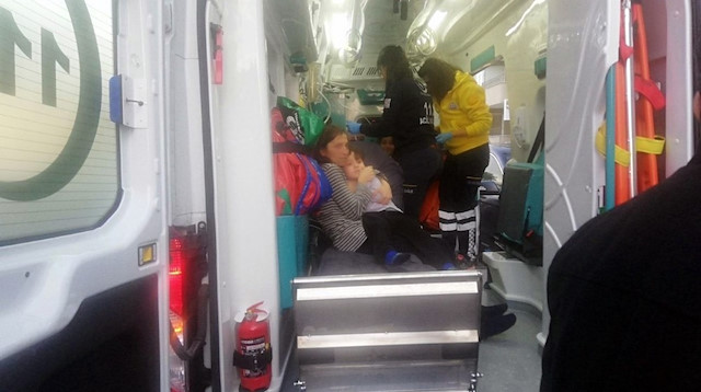 Sağlık durumu iyi olan anne ve çocuklar, tedbir amaçlı ambulansla hastaneye kaldırıldı.