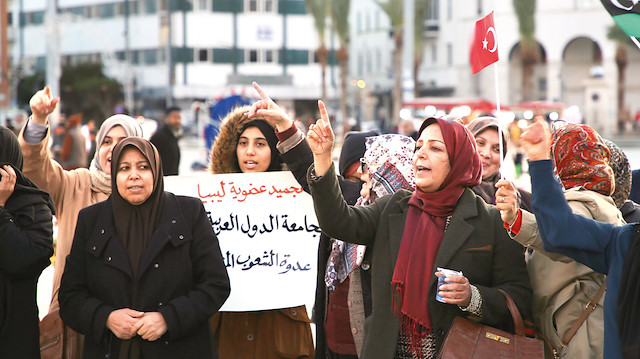 Libyalılar Türkiye’nin tezkere kararını sevinçle karşılarken, bir taraftan da darbeci Hafter’i protesto etti. Şehitler Meydanı’nda toplanan Trabluslular, Hafter saflarındaki milis ve paralı askerlerin gerçekleştirdiği saldırılara tepki gösterdi.