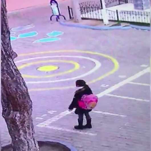 Soğuğa aldırmadan İstiklal Marşı’nı bahçede tek başına okudu