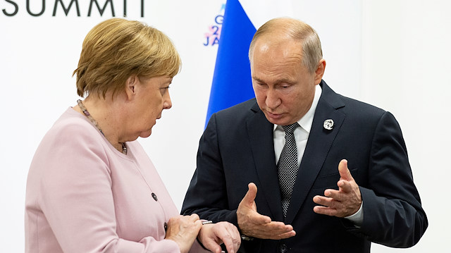 FILE PHOTO: Russian President Vladimir Putin and German Chancellor Angela 