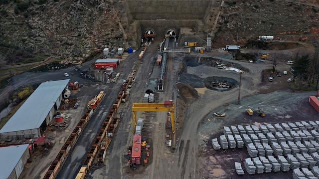 Nurdağı'nda 2014 yılında çalışmalara başlanan çift tüplü tünelin 2021 yılında tamamlanması hedefleniyor.