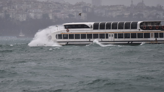 İstanbul'da sağanak yağış ve fırtına olumsuz etkiledi. 