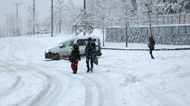Isparta'da yoğun kar yağışı etkili oluyor. 