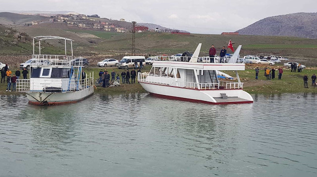 Siirt'te, Ilısu Barajı nedeniyle su seviyesinin yükseldiği Botan Nehri'nde tekneyle gezi etkinliğine başlandı. 