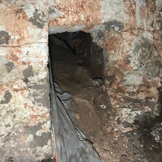 İnşaat kazısında insan ve hayvan figürlü mozaik bulundu