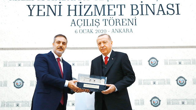 MİT Başkanı Hakan Fidan, Erdoğan’a ‘Kale’nin maketini hediye etti