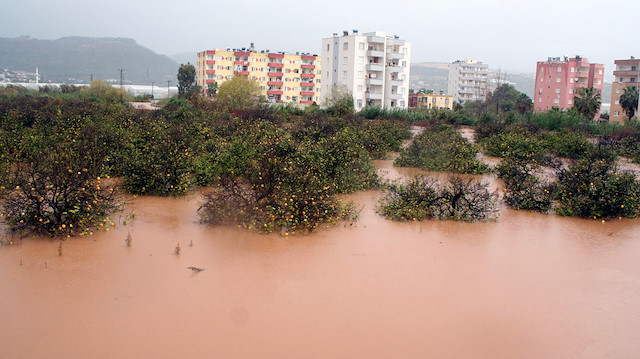 Mersin'de yaşamı felç eden kuvvetli yağış, 2 can aldı.