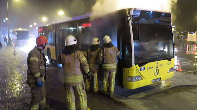 İçinde yolcu olmayan belediye otobüsü bir anda yanmaya başladı. 