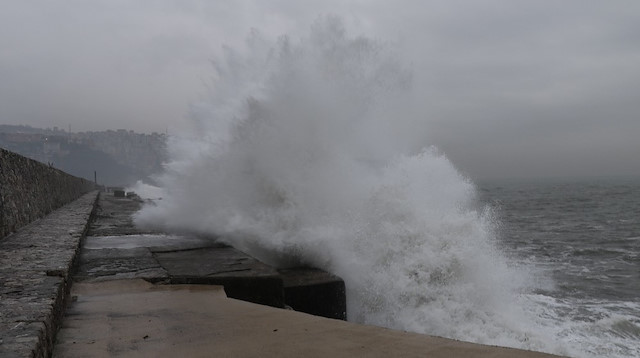 ​Zonguldak’ta dev dalgalar 7 metrelik istinat duvarını aştı.