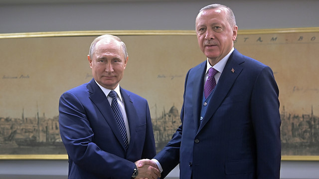 Turkish President Tayyip Erdoğan shakes hands with his Russian counterpart Vladimir Putin 