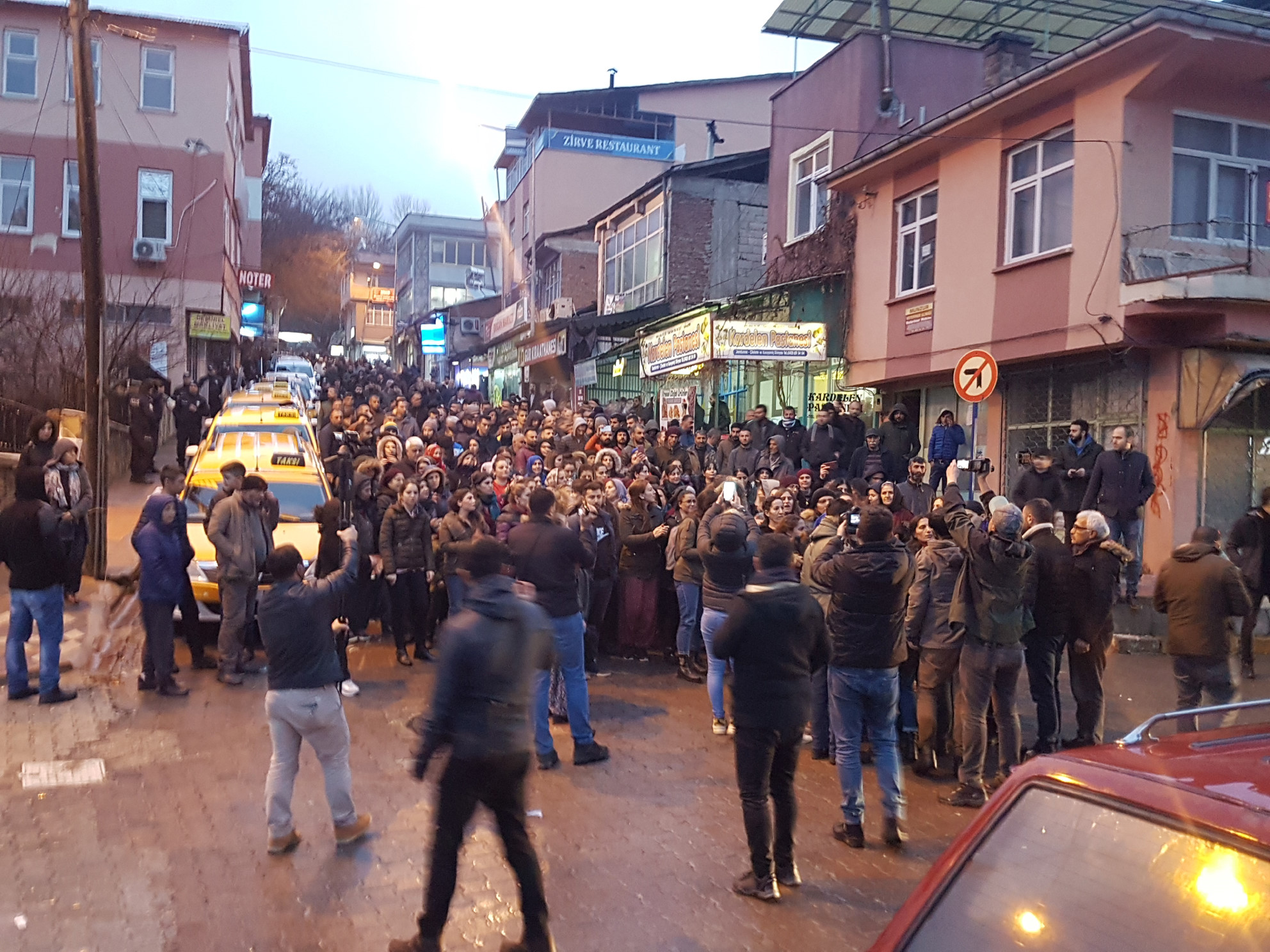 Akşam saatlerinde yüzlerce kişi sokağa döküldü.