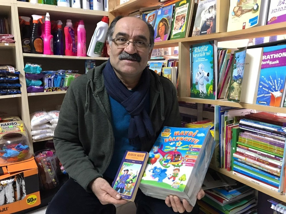 Gizemli hayırsever, kitap dostu olarak bilinen ve çocuklara sürekli kitap hediye eden Bakkal Kamber Bozan’a 15 bin adet kitap hediye etti.