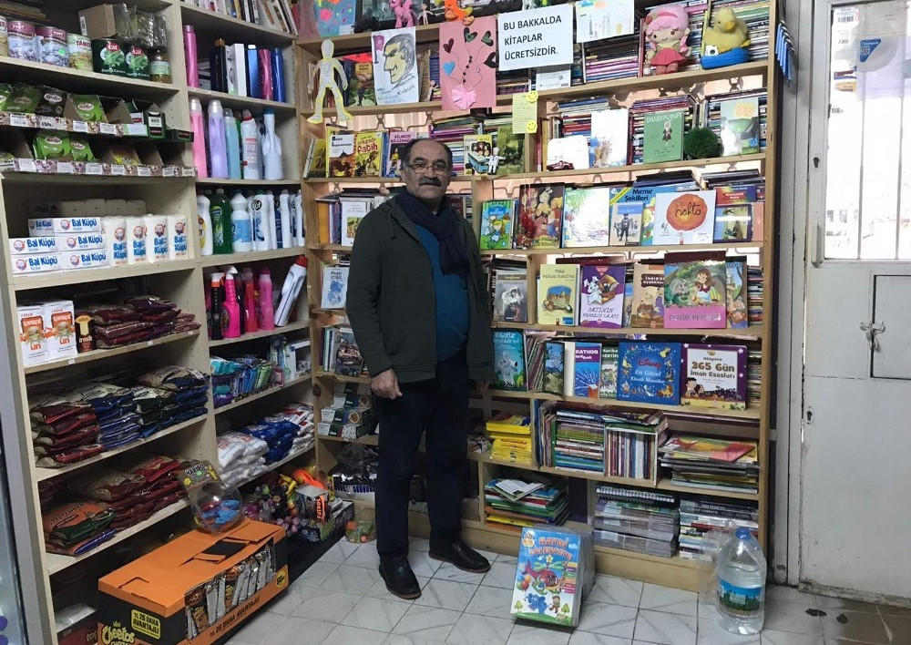 Gizemli hayırsever, kitap dostu olarak bilinen ve çocuklara sürekli kitap hediye eden Bakkal Kamber Bozan’a 15 bin adet kitap hediye etti.