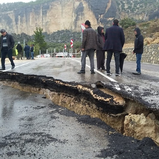 Aşırı yağışlar yolu çökertti