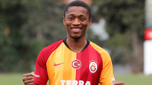 Jesse Sekidika, Galatasaray formasıyla poz verdi.