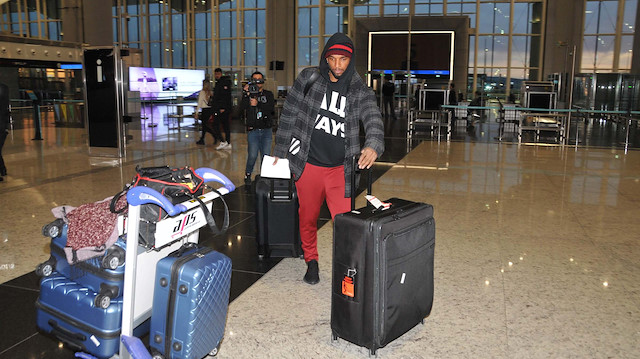 Ryan Babel İstanbul'dan ayrılmak üzere havalimanında