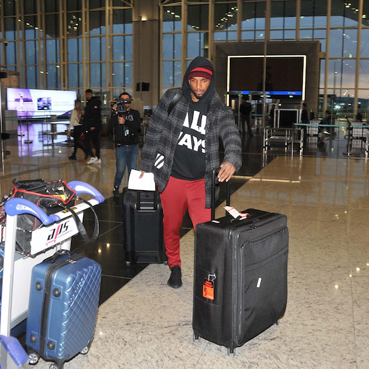 Ryan Babel İstanbuldan ayrılmak üzere havalimanında