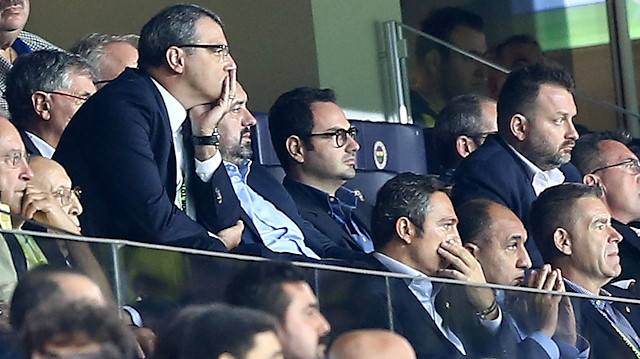 Ali Koç ile Comolli tribünden maçı takip ediyor.