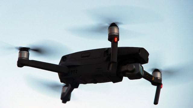 Normal drone’lardan ekstra özelliği kameranın görmüş olduğu açıdan koordinat veriyor. 