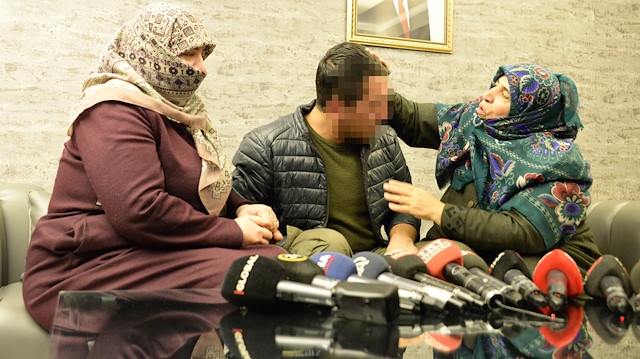 Diyarbakır'da HDP önünde evlat böbeti tutan bir aile daha evladına kavuştu. 