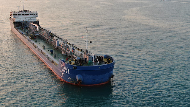 Kilyos açıklarında balıkçı teknesini batıran tanker havadan fotoğraflandı. 140 metre boyunda 17 metre genişliğindeki gemi Kısırkaya açıklarında bekliyor